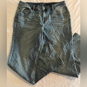 Maurices Jeans Straight Mid Rise NEW Stretch Spandex Demin Bottoms.